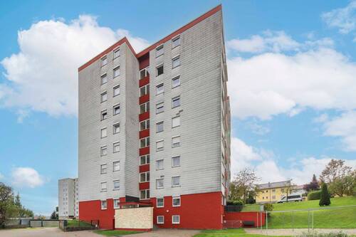 Hausansicht - Sofort wohlfühlen: 3-Zi.-Hochparterrewohnung mit Balkon in Innenstadtlage