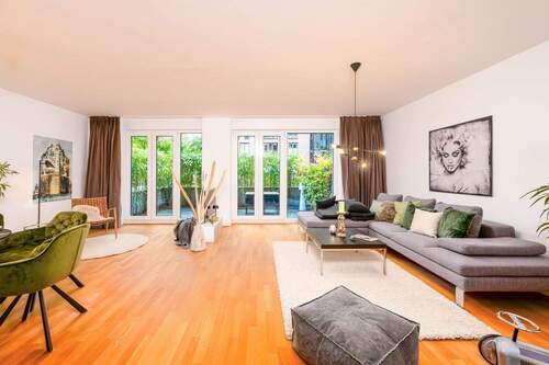 Wohnzimmer - Zwei Ebenen, ein Lebensgefühl: Stilvoll Wohnen in Toplage - auch 5 Zimmer möglich