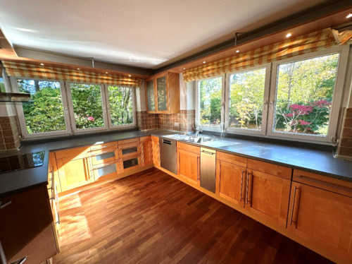 ...mit hochwertiger EBK - 