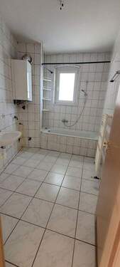 Tageslichtbad mit Badewanne - 