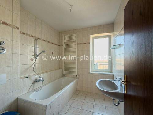 Bad mit Wanne - 4 Zimmer Etagenwohnung in Plauen