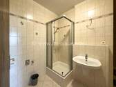 Bad mit Dusche - 