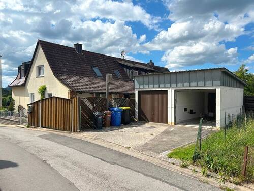 Hausrückseite und Garagen - 