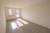 Wohnzimmer - In der Herrichtung! 4-Zimmerwohnung im Süden + Balkon!