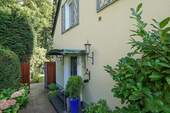 Seiteneingang - Einfamilienhaus mit 180,40 m² in Meerbusch zum Kaufen