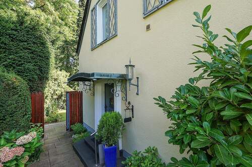 Seiteneingang - Einfamilienhaus mit 180,40 m² in Meerbusch zum Kaufen