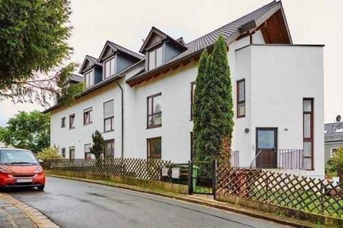 Gesamtansicht Haus - Provisionsfrei und ein eigener Garten! Modernisierte und helle 2 Zimmer Wohnung mit Terrasse & Balkon, neue Böden! Ruhig im Grünen
