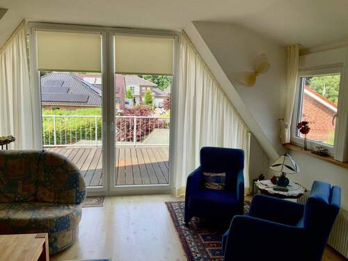 Wohnzimmer mit Balkon - Mehrfamilienhaus, Wohnhaus mit 164,00 m&sup2; in Aschendorf zum Kaufen