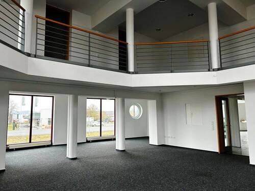 Großer Raum mit Galerie - Büro mit 382,00 m&sup2; in Haßfurt zur Miete