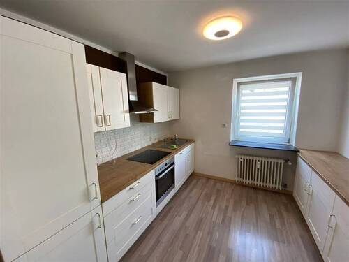 Küche mit Einbauküche - Etagenwohnung mit 100,00 m&sup2; in Emmering zur Miete