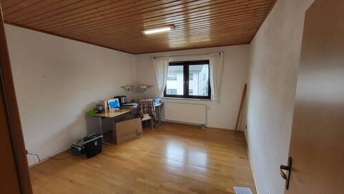 1.OG Zimmer 1 (Kind/Büro) - 