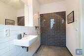 Badezimmer mit Dusche (Erdgeschoss) - 