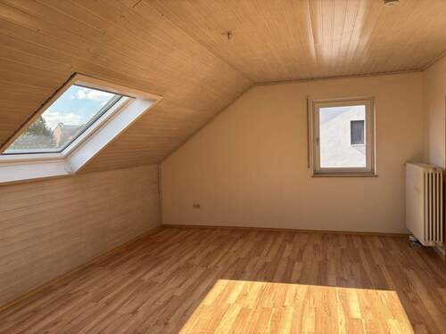 Zimmer im Dachgeschoss - 