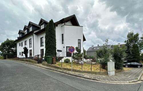 Gesamtansicht Haus - Provisionsfrei und tolle Westterrasse im Grünen! Modernisierte und großzügige 2,5-Zimmer-Wohnung mit ca. 76,7 qm in ruhiger Lage