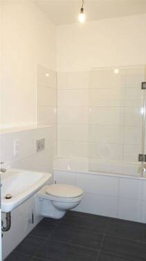 Modernes Bad mit Wanne - 