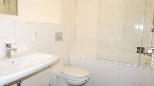 Modernes Bad mit Wanne - 