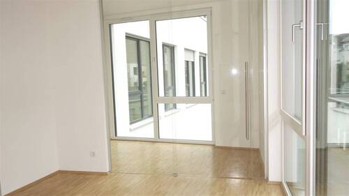 Panoramafenster in Wohnzimmer - 2 Zimmer Etagenwohnung in Mönchengladbach