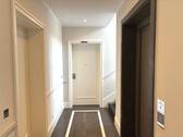 Eingang zur Wohnung mit Aufzug - 