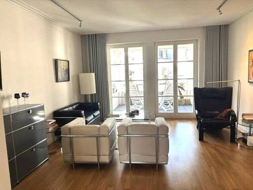 Wohnraum mit Balkon - 