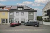 Haus Frontansicht - Maisonette-Dachgeschosswohnung mit viel Potenzial in modernisiertem Gebäude