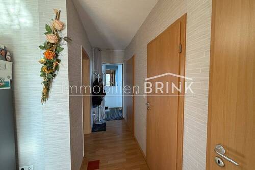 Garderobe und Flur mit Zugang zu allen Räumen - 3 Zimmer Etagenwohnung in Fürth