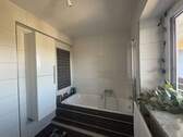 Bad mit Wanne / Duschwand - 