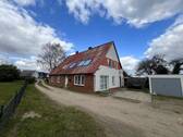 Rückseite Blick zur Straße mi Garage - 8 Zimmer Bauernhaus, Landhaus zum Kaufen in Lübeck