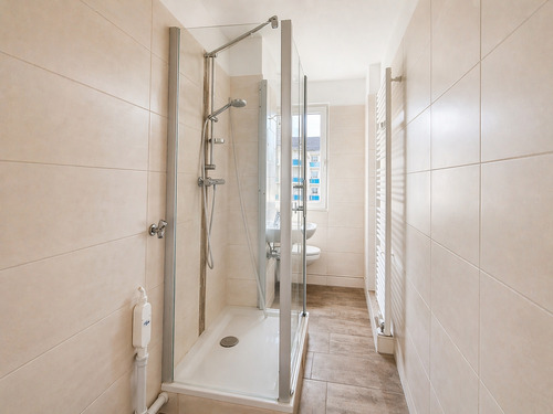 Bad mit Dusche - charmante, helle Wohnung Erstbezug
