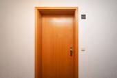 Wohnungstür - Etagenwohnung mit 26,10 m&sup2; in Dresden / Laubegast zum Kaufen