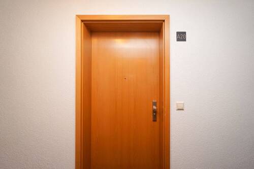 Wohnungstür - Etagenwohnung mit 26,10 m&sup2; in Dresden / Laubegast zum Kaufen