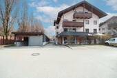 Objektansicht - Zentral & gepflegt: 2-Zimmer-Wohnung mit 2 Balkonen, TG & Aufzug in Feldkirchen-Westerham
