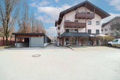 Objektansicht - Zentral & gepflegt: 2-Zimmer-Wohnung mit 2 Balkonen, TG & Aufzug in Feldkirchen-Westerham
