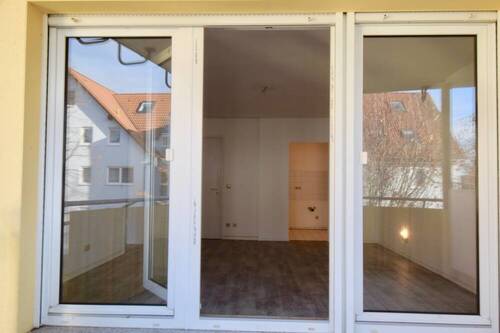 Blick vom Balkon ins Wohnzimmer - 