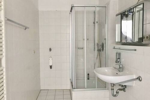 Innenliegendes Badezimmer mit Dusche - 