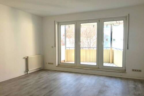Wohnzimmer mit Blick auf den Balkon - Etagenwohnung mit 56,30 m² in Erfurt zur Miete