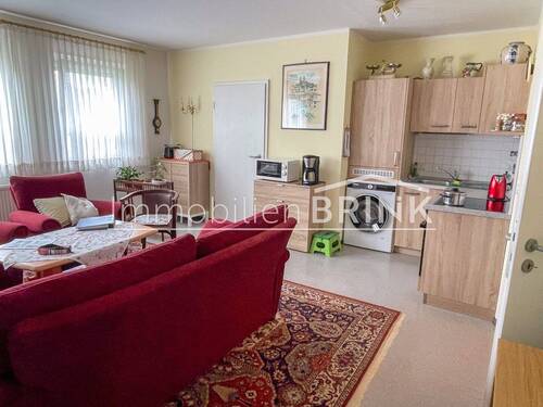 Wohnzimmer und Küchenbereich - Gemütliche, helle 2-Zimmer Wohnung, senioren- und behindertengeeignet, mit Tiefgaragenplatz und drei Außenstellplätzen