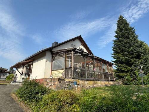 Straßen-Ansicht - EFH plus ELW mit großem Grundstück in Burgwald!