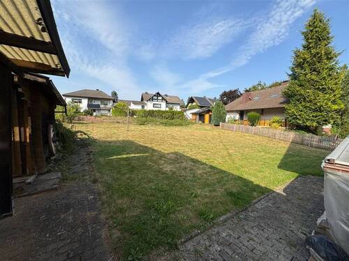 großer Garten hinter dem Haus - 