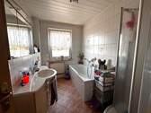 Bad.jpeg - Reihenmittelhaus mit 109,00 m&sup2; in Halle (Saale) zum Kaufen