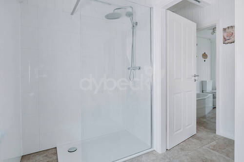 Bad mit Dusche - 