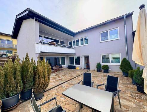 Ansicht Terrassenseite mit 2. Eingang - Flexibel Wohnen: Ein-Zweifamilienhaus mit großzügiger Einliegerwohnung in Konz-Roscheid - ideal für Mehrgenerationenwohnen, Vermietung oder Homeoffic
