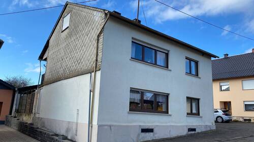 Ansicht seitlich - 8 Zimmer Einfamilienhaus zum Kaufen in Bergen