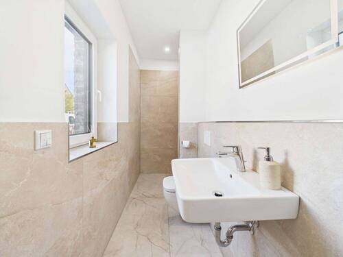 Gäste-WC mit Dusche - 