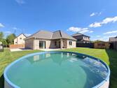 Blick ausm Pool - Sofort verfügbarer Bungalow mit ausbaubarem Dachboden