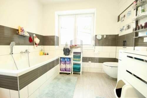 Badezimmer - 6 Zimmer Mehrfamilienhaus, Wohnhaus in Königs Wusterhausen / Wernsdorf