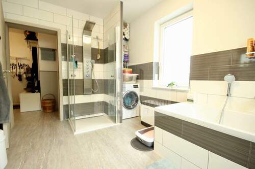 Badezimmer mit Wanne - Mehrfamilienhaus, Wohnhaus mit 184,00 m&sup2; in Königs Wusterhausen / Wernsdorf zum Kaufen