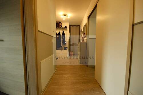 Flur mit Schiebetür zum Wohnzimmer - 