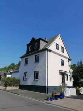 Bild 1 - Einfamilienhaus mit 11 kW Wallbox, Nebengebäude und Garten