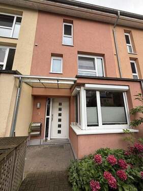 Hauseingang - Reihenhaus in Bremen HornLehesterdeich, 133m², BJ 2011, 2 Parkplätze, sofort bezugsbereit