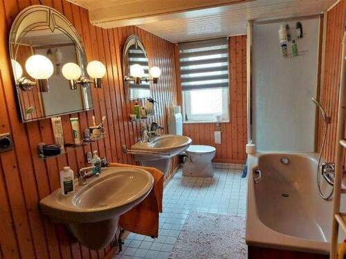 Größeres Bad mit Doppelwaschbecken, Wanne + Dusche - 